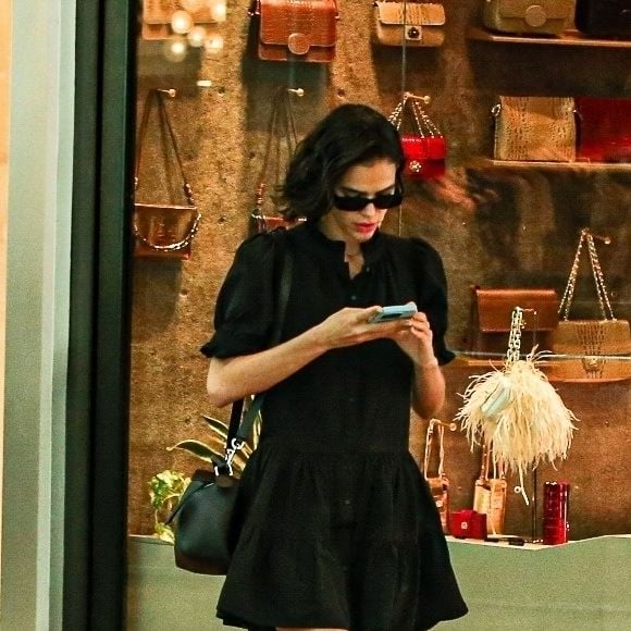 Bruna Marquezine apostou em vestido preto romântico bem soltinho com mangas bufantes