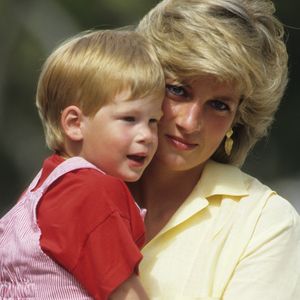 Príncipe Harry aparece ao lado da mãe, Lady Di, que morreu em 1997. Em uma aula online, ele relembrou o impacto da perda da princesa Diana