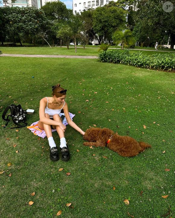 Sasha Meneghel elege mocassim preto clássico para dia no parque