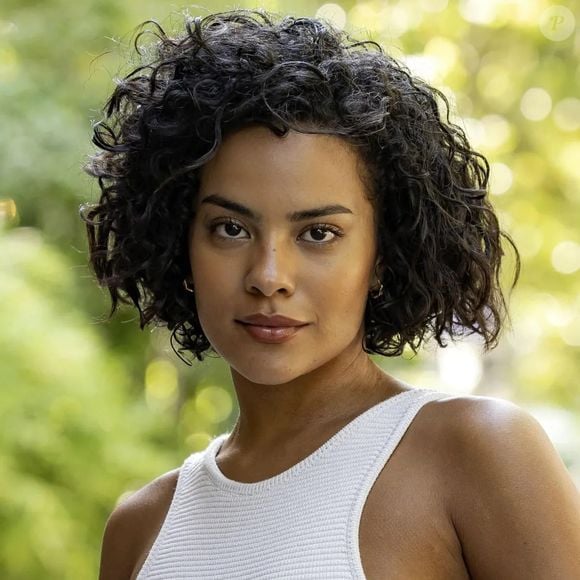 Depois de se mudar para o Rio de Janeiro e até o final da novela, Bella Campos continuou com o seu visual curtinho