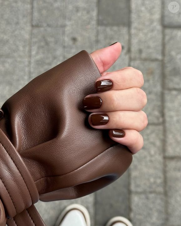 Parece que o marrom chocolate volta à moda todo ano, mas na verdade é um tom atemporal que nunca sai de moda