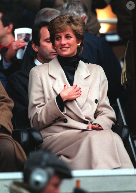 O corte bastante usado por Lady Di foi o wixie, uma mistura de o pixie e o bixie
