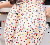 Integrante do júri do festival, Demi Moore chamou atenção com um vestido midi da Jacquemus apresentado na coleção outono/inverno 2026. O visual uniu charme vintage e elegância contemporânea