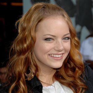 2007: na época, Emma Stone vivia trocando de visual, em especial a cor e formato dos seus cabelos