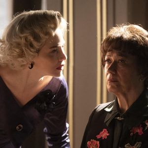 Zélia (Letícia Colin) se apresenta como Branca Rangel para Maristela (Lilia Cabral) em 'Garota do Momento'