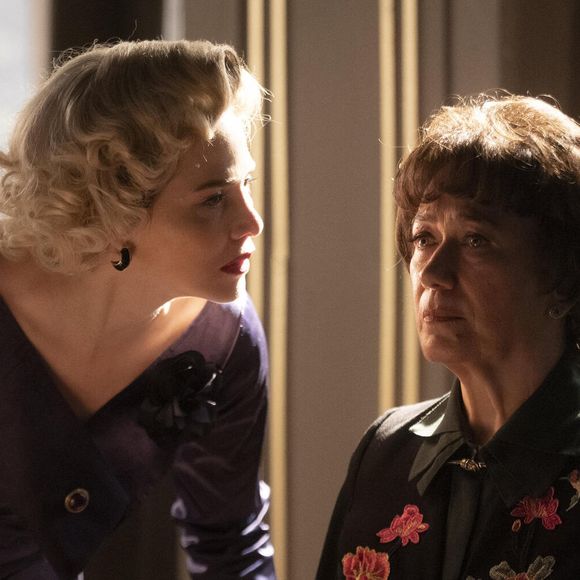 Zélia (Letícia Colin) se apresenta como Branca Rangel para Maristela (Lilia Cabral) em 'Garota do Momento'