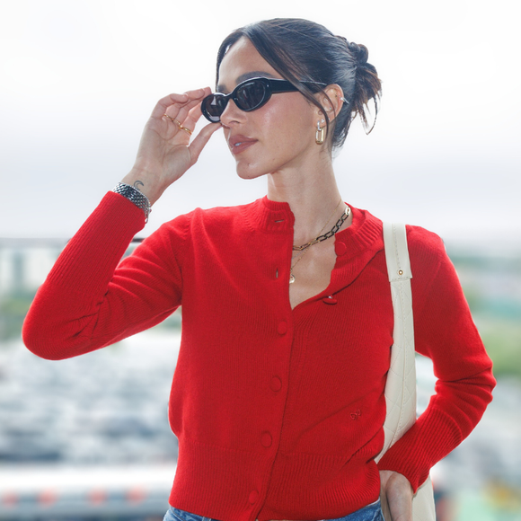 Os tênis Adidas bordô são uma opção, mas um modelo nacional por menos de R$ 200 desponta como alternativa mais moderna e elegante para o verão