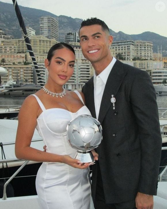 O casamento de Cristiano Ronaldo e Georgina Rodríguez aconteceu exatamente um ano após a modelo anunciar o noivado com o jogador nas redes sociais, em 11 de agosto de 2025