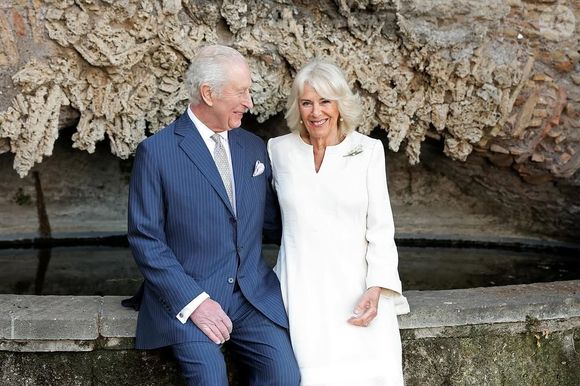 Rainha Camilla usa vestido branco em registro publicado no perfil da Família Real Britânica.