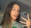 Hailey Bieber aposta em esfumado com os dedos para deixar o contorno dos lábios mais suave e com acabamento natural