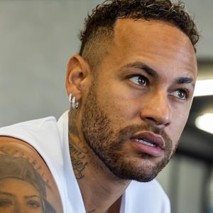 Após mais um rumor de traição, o craque do Santos resolveu trocar a farra por fé