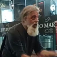 Aos 66 anos, esse ator de 'História de Amor' surge irreconhecível; longe da TV há 12 anos, ele vive no Retiro dos Artistas e faz show em restaurante do RJ