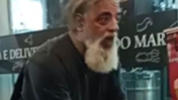 Aos 66 anos, esse ator de 'História de Amor' surge irreconhecível; longe da TV há 12 anos, ele vive no Retiro dos Artistas e faz show em restaurante do RJ