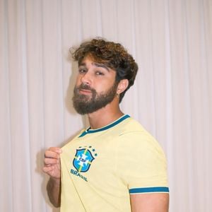 André Luiz Frambach celebrou a novidade nas redes sociais e relembrou o fato de já ter vivido Leandro na TV: "Viver o Leonardo depois de 21 anos ter vivido o Leandro… Foi com 8, foi meu primeiro personagem da vida, 'Leandrinho', e agora, com 29, ter esse presente que é o Leonardo! Honra máxima"