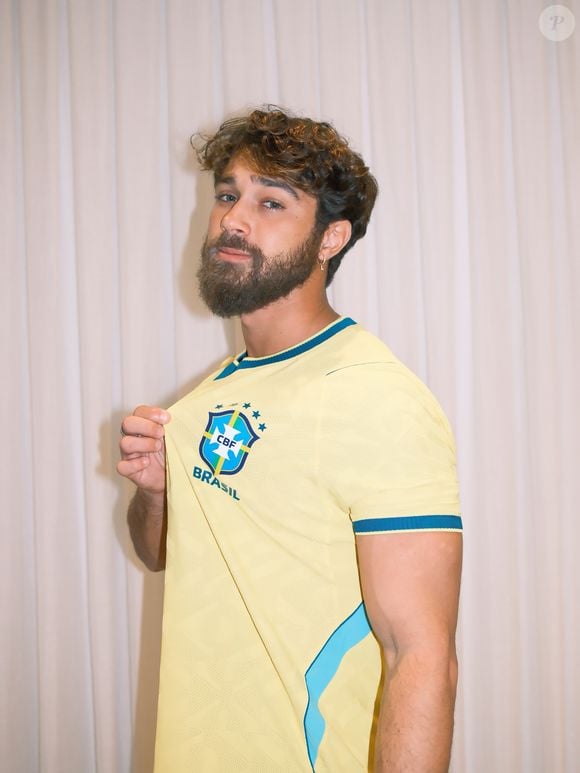 André Luiz Frambach celebrou a novidade nas redes sociais e relembrou o fato de já ter vivido Leandro na TV: "Viver o Leonardo depois de 21 anos ter vivido o Leandro… Foi com 8, foi meu primeiro personagem da vida, 'Leandrinho', e agora, com 29, ter esse presente que é o Leonardo! Honra máxima"