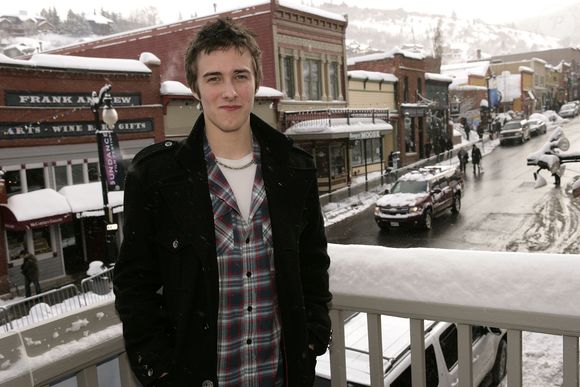 O garoto que disse 'O que estamos fazendo, mamãe?' em Titanic ainda é lembrado pelo público