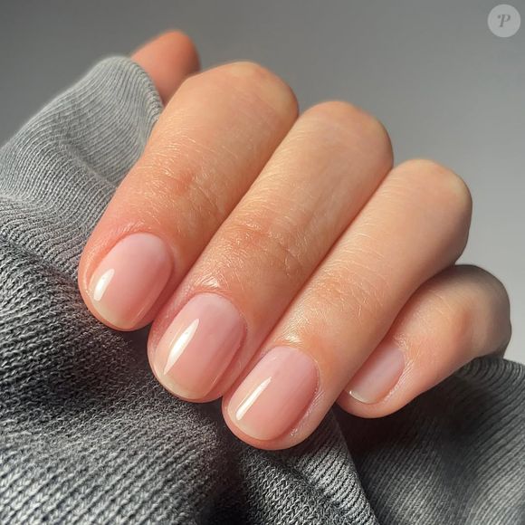 Capriche nas soap nails hidratando bem a cutícula, use um esmalte de sua preferência, e finalize com um acabamento que deixe efeito molhado às unhas.