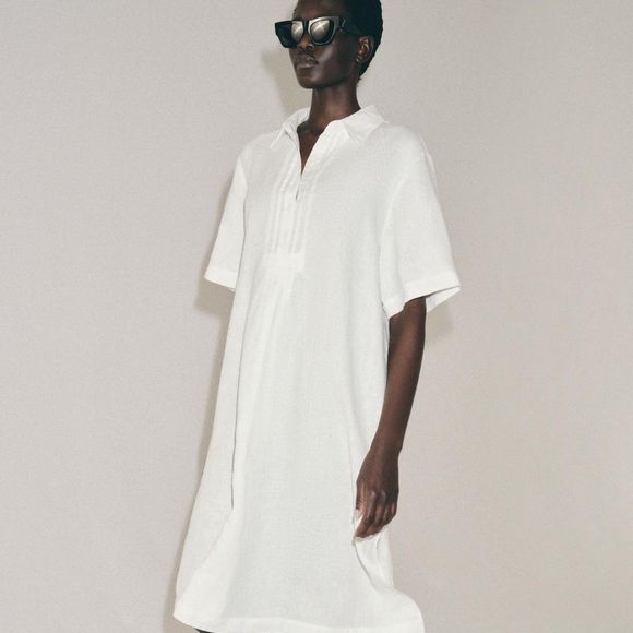 Minimalista e elegante, este vestido branco da Zara é daqueles que salvam os dias sem inspiração
