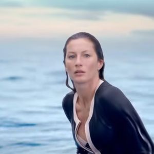 Quase ninguém lembra, mas há 10 anos Gisele Bündchen se tornou protagonista do vídeo da uma campanha do perfume Chanel n° 5, lançado pela grife em outubro de 2014.