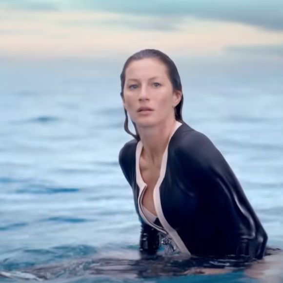 Quase ninguém lembra, mas há 10 anos Gisele Bündchen se tornou protagonista do vídeo da uma campanha do perfume Chanel n° 5, lançado pela grife em outubro de 2014.