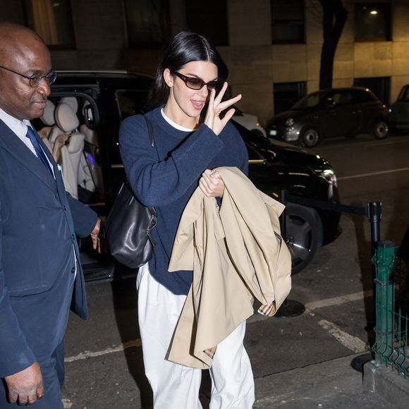 Outra supermodelo reforçou a tendência. Kendall Jenner no segundo dia da Milão Fashion Week apostou em uma versão de sapatilha, com silhueta amendoada e acabamento brilhante. No melhor estilo 'quiet luxury', ela combinou o sapato com sueter azul marinho, calça branca básica, óculos escuros e um casaco trench coat bege na mão