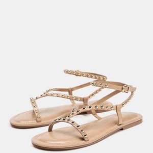 Leve, elegante e atual: a sandália bege da Zara de R$ 319 combina tiras estruturadas com pulseira no tornozelo e acabamento em bico redondo, reforçando o boho em versão contemporânea
