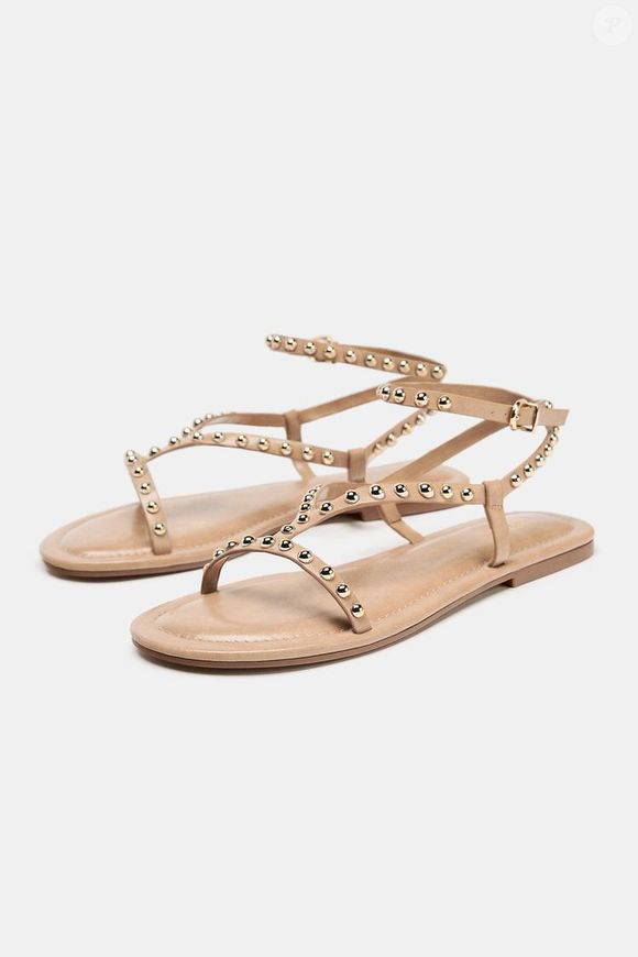 Leve, elegante e atual: a sandália bege da Zara de R$ 319 combina tiras estruturadas com pulseira no tornozelo e acabamento em bico redondo, reforçando o boho em versão contemporânea