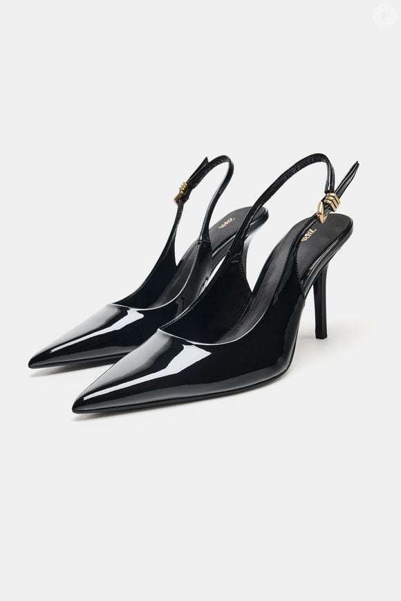 O modelo da Zara ganha ainda mais destaque quando combinado com terno cinza de ombros oversized e modelagem ampla, composição inspirada no power dressing oitentista. O sapato custa R$ 279