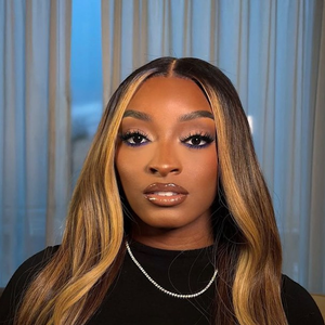 Visagista opina sobre novo cabelo de Simone Biles: 'Ao sair dos fios totalmente escuros e apostar em luzes em tom caramelo, ela provou que o loiro, quando bem escolhido, não apaga a identidade, ele exalta'