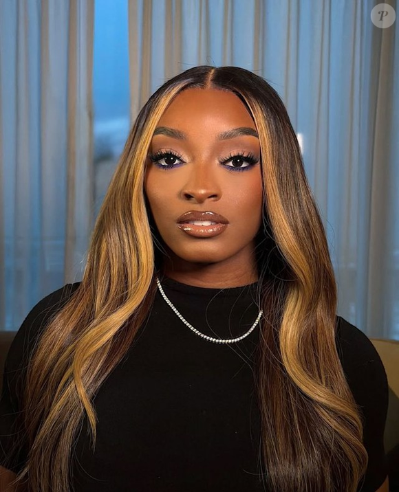 Visagista opina sobre novo cabelo de Simone Biles: 'Ao sair dos fios totalmente escuros e apostar em luzes em tom caramelo, ela provou que o loiro, quando bem escolhido, não apaga a identidade, ele exalta'