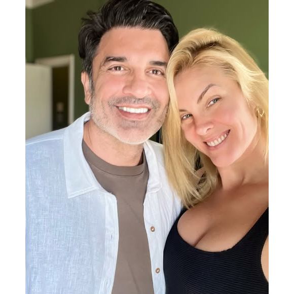 A apresentadora Ana Hickmann casou no civil com Edu Guedes.