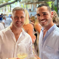 Vai virar série de TV na Alemanha: o casamento de luxo do irmão de Michael Schumacher com empresário 14 anos mais novo em Saint-Tropez