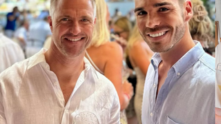 Vai virar série de TV na Alemanha: o casamento de luxo do irmão de Michael Schumacher com empresário 14 anos mais novo em Saint-Tropez