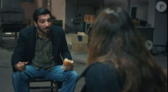 Cengiz após sequestrar Zeynep entra na casa de Cahide e é observado por uma das filhas da advogada no capítulo de segunda-feira 16 de fevereiro de 2026 da novela 'Mãe'
