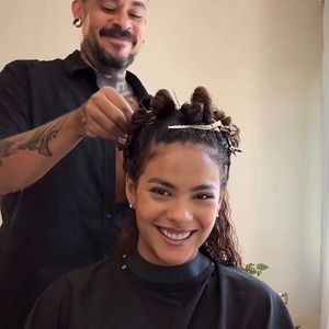 Bella Campos supera os comentários negativos. "A vida tem prazo pra acabar. Tem hora que a gente frita a cabeça: 'Ai, agora não vou fazer a Maria de Fátima porque no X tão falando que não tenho que fazer'".