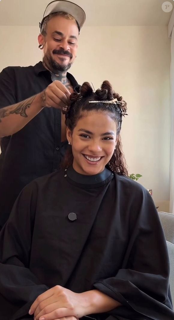 Bella Campos supera os comentários negativos. "A vida tem prazo pra acabar. Tem hora que a gente frita a cabeça: 'Ai, agora não vou fazer a Maria de Fátima porque no X tão falando que não tenho que fazer'".