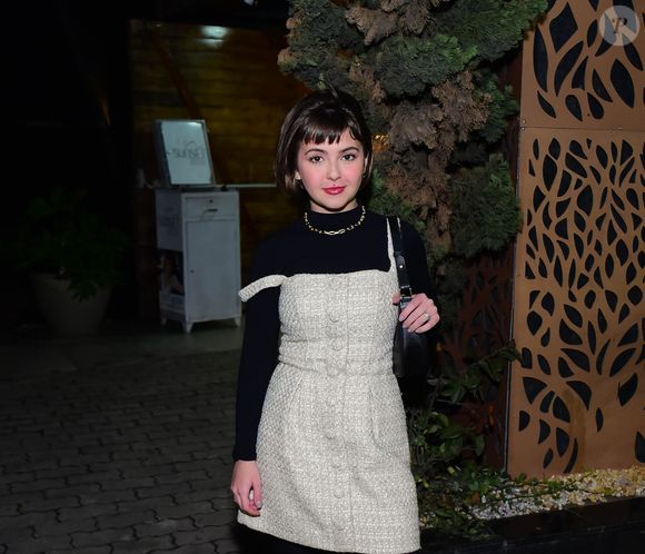 Se o dress code da noite era "misture fofura com atitude", Klara Castanho entregou T-U-D-O! A atriz apostou em um visual que é a cara do inverno fashionista: camadas bem pensadas, texturas elegantes e uma pegada retrô com tempero moderno