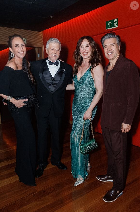Miguel Falabella e Fernanda Chamma encontraram o casal Claudia Raia e Jarbas Homem de Mello na festa de 10 anos do teatro Santander, em SP