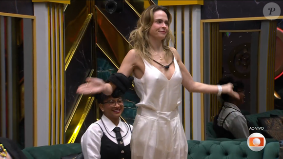 Ana Paula Renault combinou uma blusa de alças finas com uma calça de cintura alta