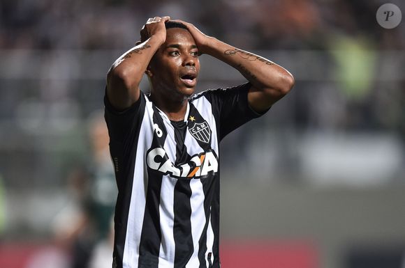 Robinho completará mais um ano de vida dentro da cadeia. O jogador faz aniversário de 42 anos neste domingo (25)