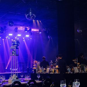 O universo disco dominou cada detalhe da comemoração de Ticiane Pinheiro em São Paulo