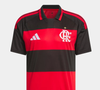 A Camisa Flamengo I 26/27 s/n Torcedor Adidas Masculina custa R$ 449,99 no site da Netshoes e pode ser combinada às Nike Shox Z Calistra x LABELHOOD para criar um look inspirado nas cores do Flamengo