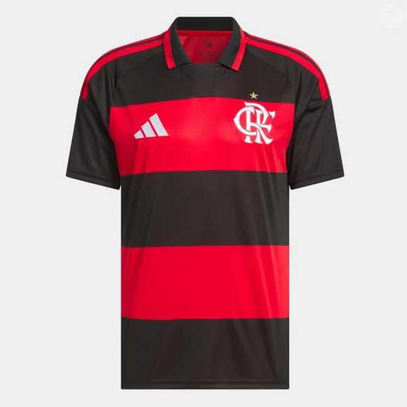 A Camisa Flamengo I 26/27 s/n Torcedor Adidas Masculina custa R$ 449,99 no site da Netshoes e pode ser combinada às Nike Shox Z Calistra x LABELHOOD para criar um look inspirado nas cores do Flamengo