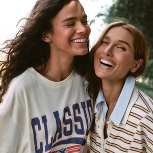 Bruna Marquezine e Sasha Meneghel mostram sintonia e afeto em clique espontâneo que celebra anos de amizade verdadeira