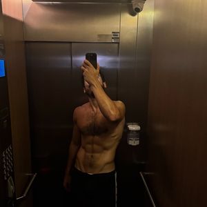 Corpo de Nicolas Prattes sempre rouba a cena nas redes sociais