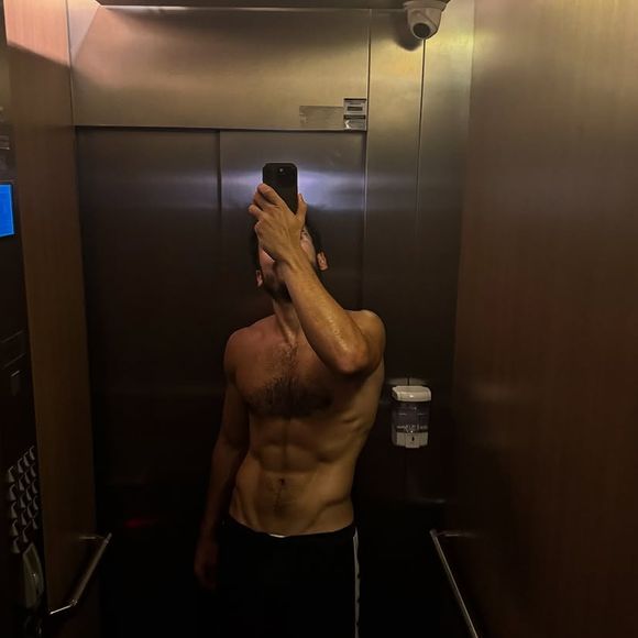 Corpo de Nicolas Prattes sempre rouba a cena nas redes sociais