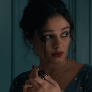 Gerluce (Sophie Charlotte) desafia Arminda (Grazi Massafera) e invade o quarto proibido das Três Graças, cena que promete mudar o rumo da novela