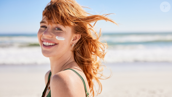 Adicionar um sérum com vitamina C à nossa rotina de skincare não significa que devemos deixar de usar proteção solar