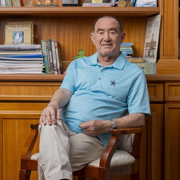'Renato Aragão Como pai, sempre foi severo na hora de chamar a atenção de um filho. Bem, menos com a Juliana. Ele faz suas mais absurdas vontades', disse Martha Rangel, sua primeira mulher, em 1980