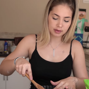 Com a metade da massa na forma, coloque uma camada generosa de doce de leite, que servirá como recheio